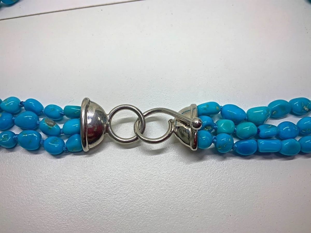 Collana a tre fili Turchese Arizona a ciotoli lisci, centrale in argento con lapislazzuli e coral...