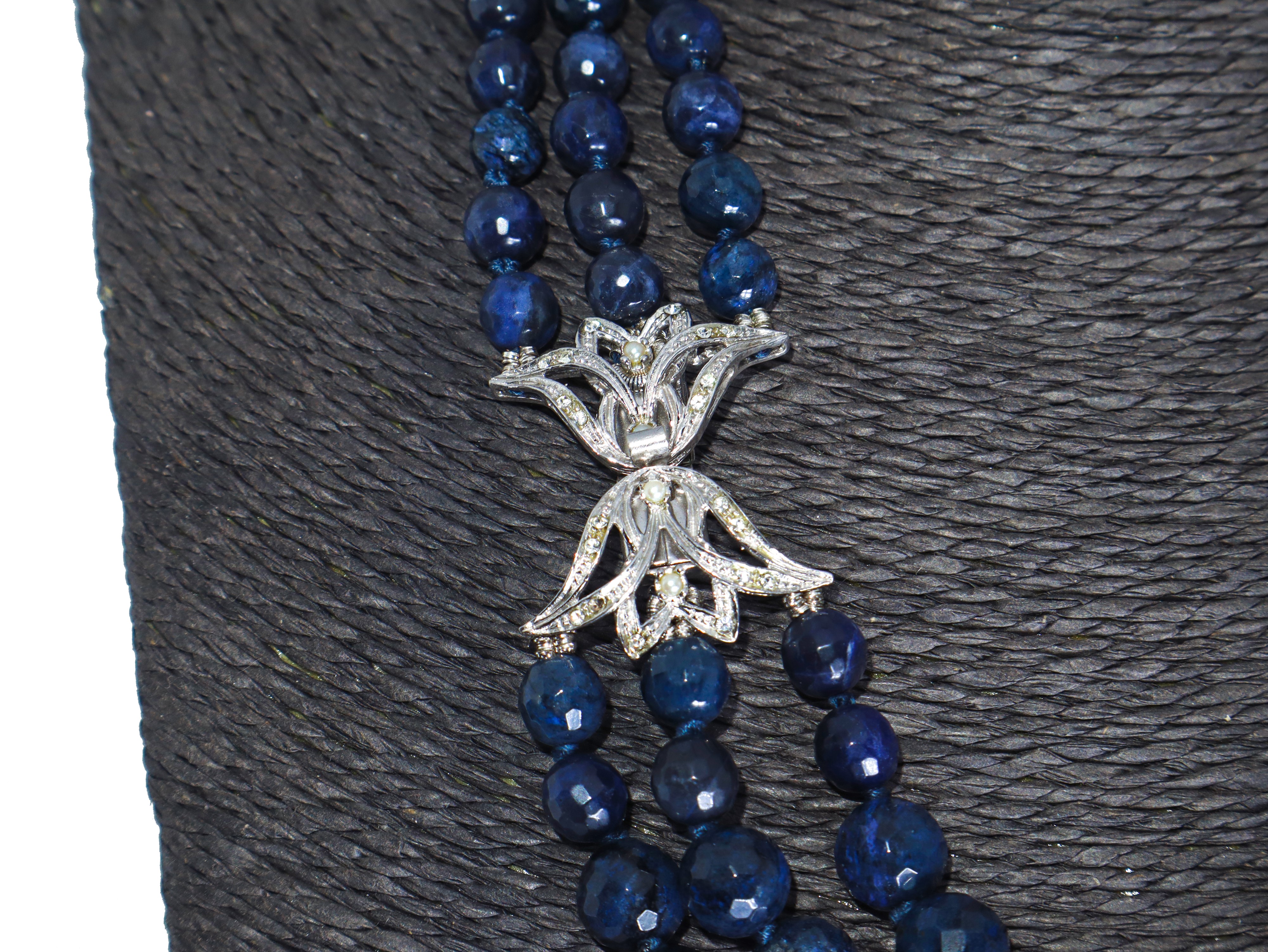 Collana a tre fili in zaffiro con elementi sferici sfaccettati