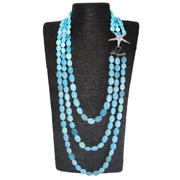 Collana con tre fili di lunghezze crescenti in ovalini di Larimar lucido