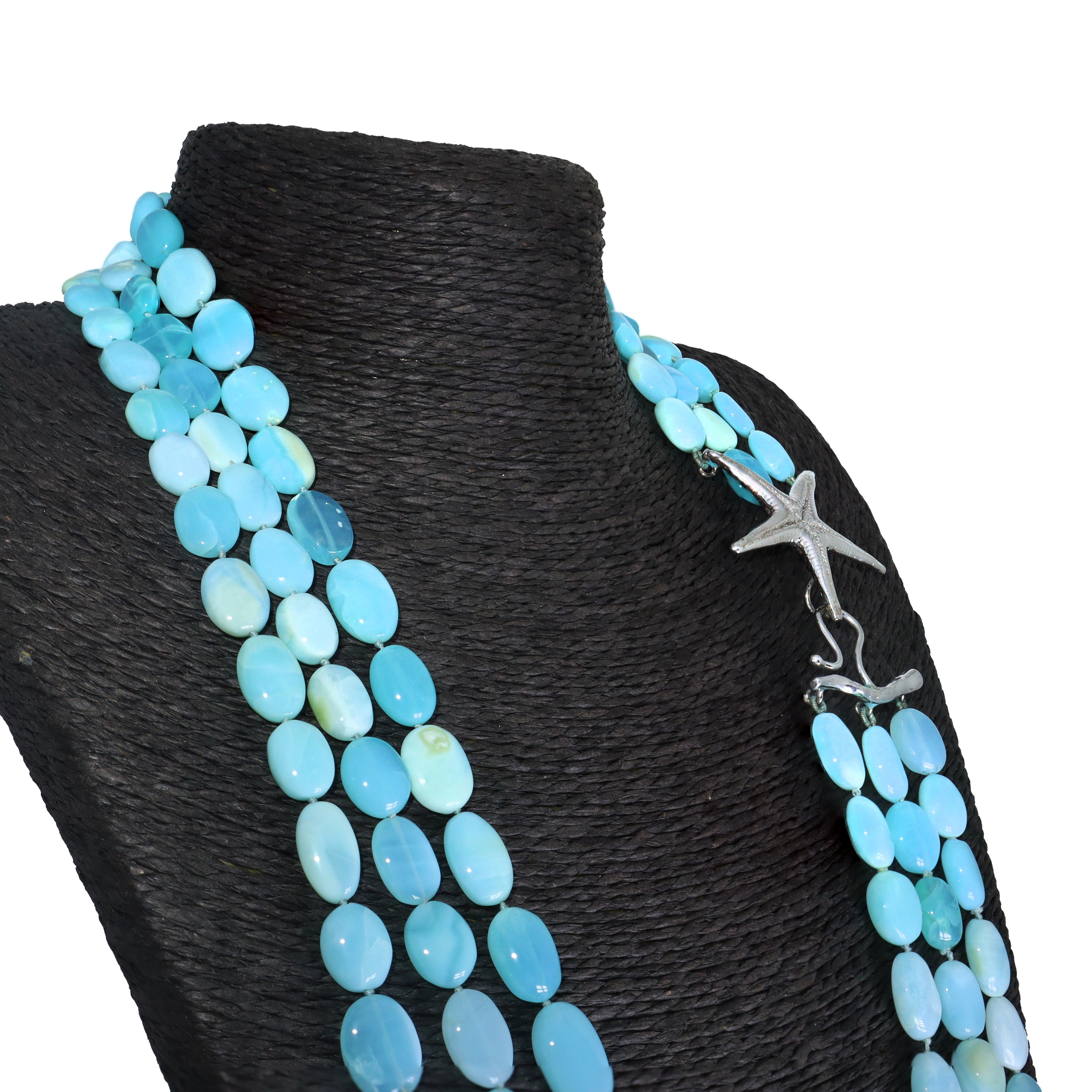 Collana con tre fili di lunghezze crescenti in ovalini di Larimar lucido
