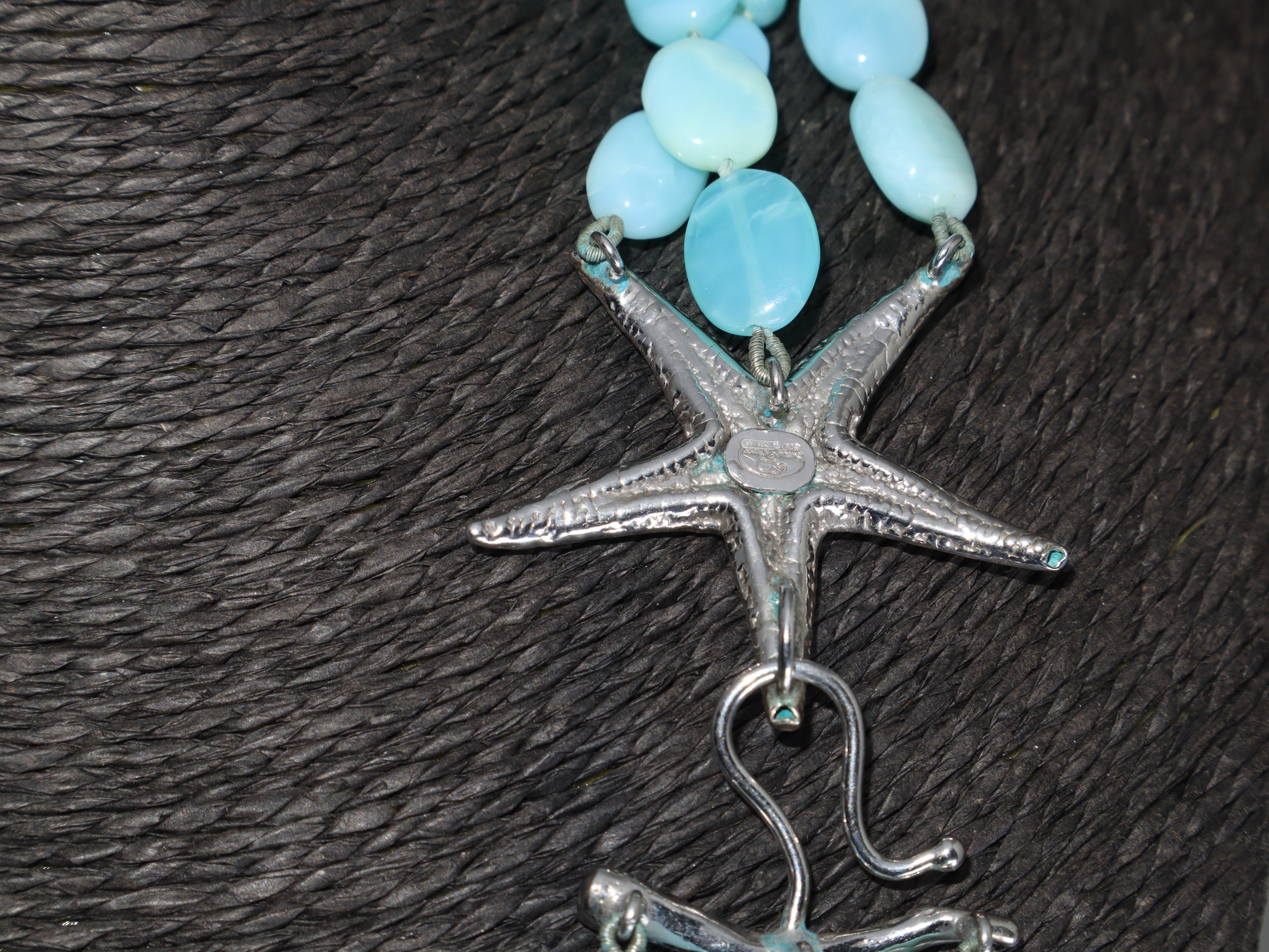 Collana con tre fili di lunghezze crescenti in ovalini di Larimar lucido