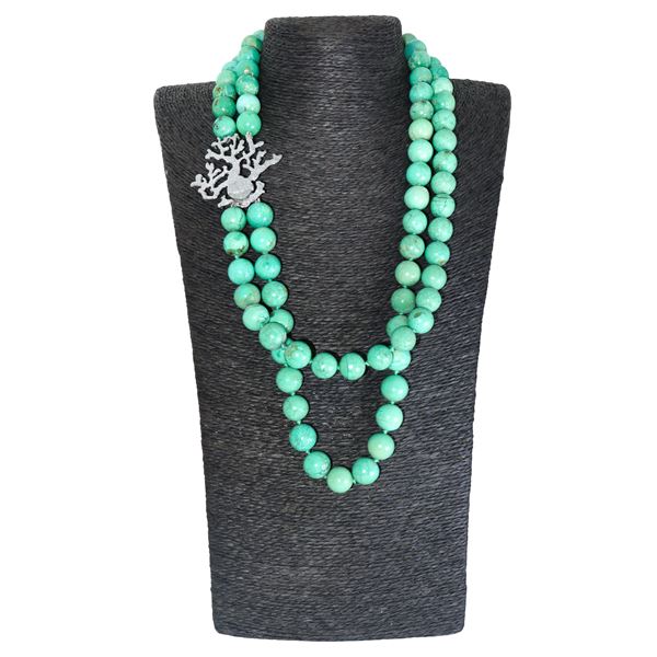 Collana a due fili di crisoprasio a sfere lucide, chiusura in argento dalla forma di ramo di corallo