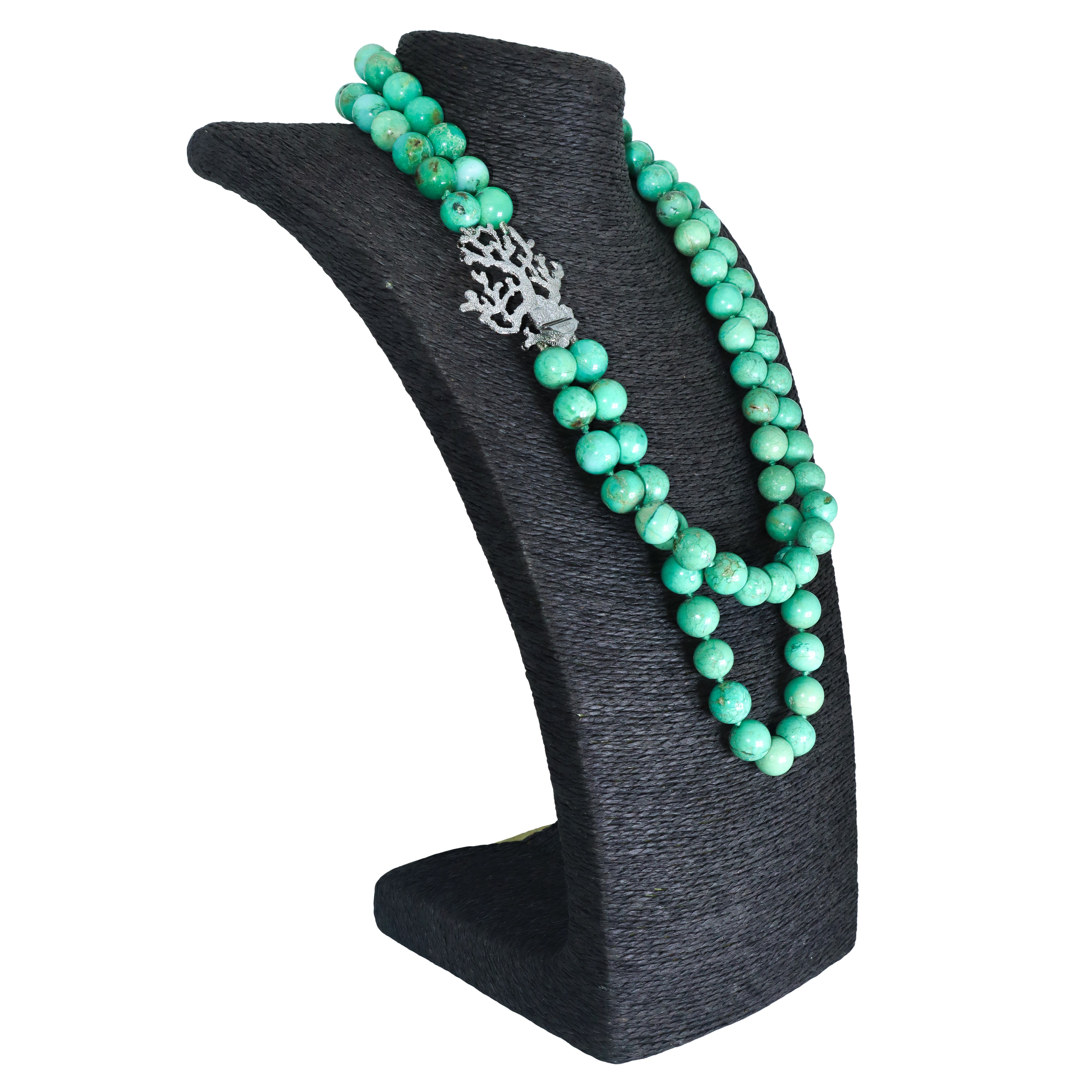 Collana a due fili di crisoprasio a sfere lucide, chiusura in argento dalla forma di ramo di cora...