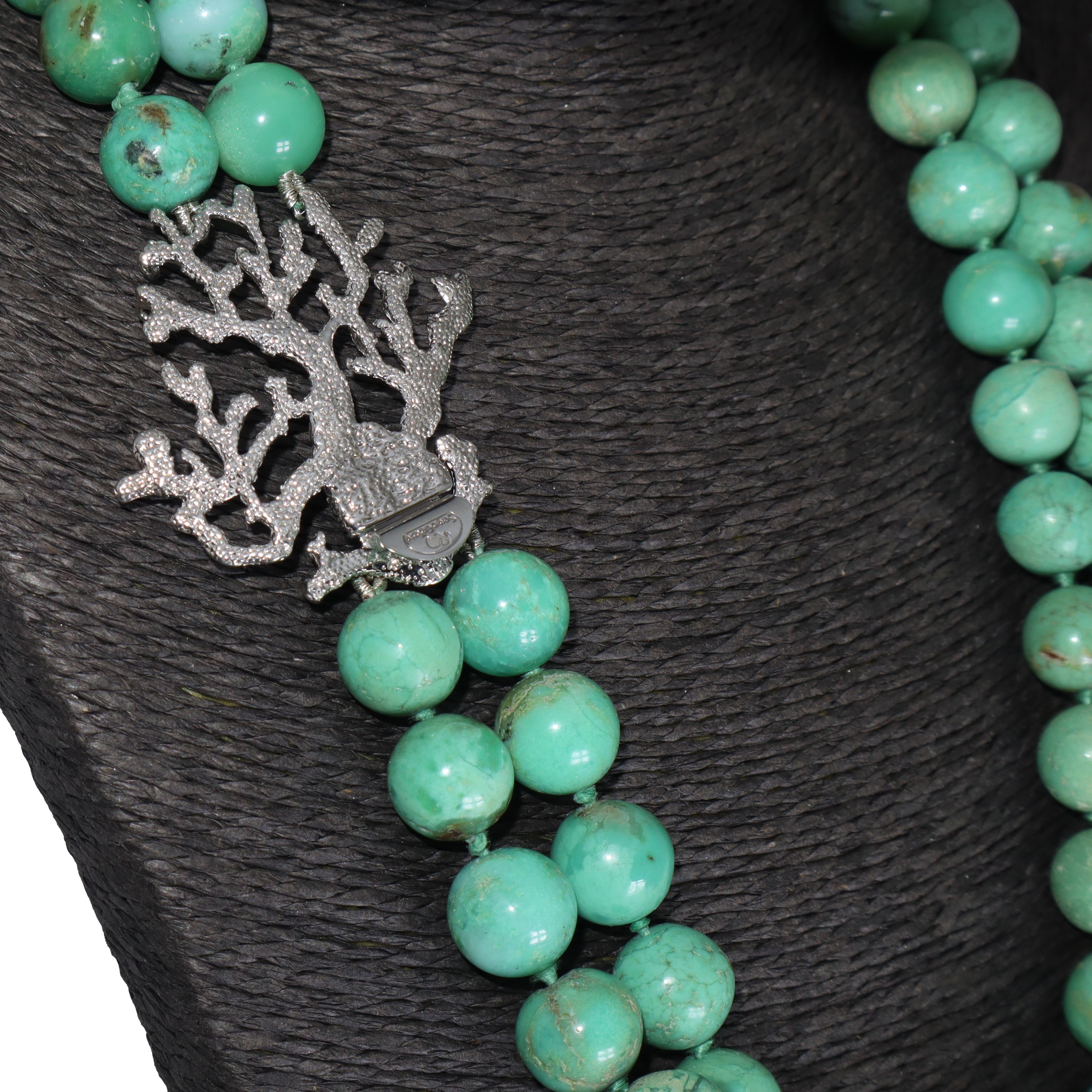 Collana a due fili di crisoprasio a sfere lucide, chiusura in argento dalla forma di ramo di cora...