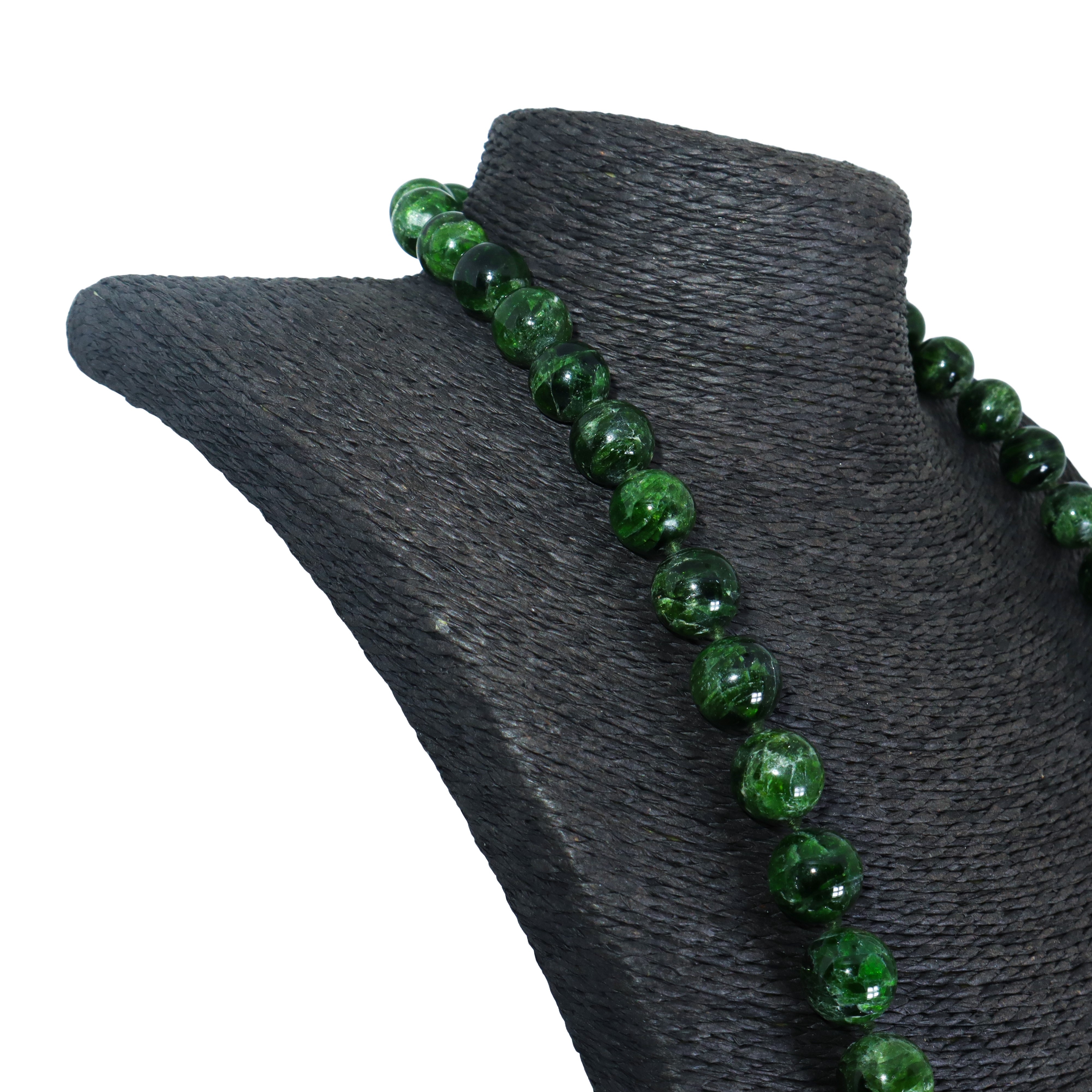 Collana ad un filo con sfere sfaccettate in granato verde