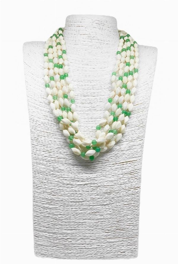 Collana a 5 fili di avariolina bianca intramezzati da sferette in giada verde riscaldata con chiusura in argento placcata in oro