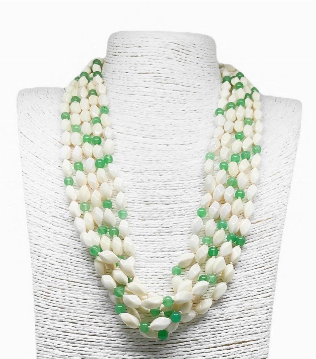 Collana a 5 fili di avariolina bianca intramezzati da sferette in giada verde riscaldata con chiu...