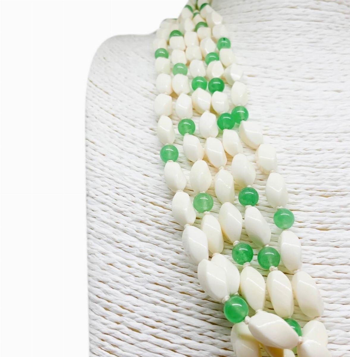 Collana a 5 fili di avariolina bianca intramezzati da sferette in giada verde riscaldata con chiu...