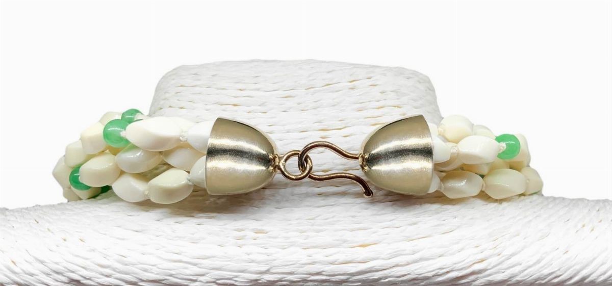 Collana a 5 fili di avariolina bianca intramezzati da sferette in giada verde riscaldata con chiu...