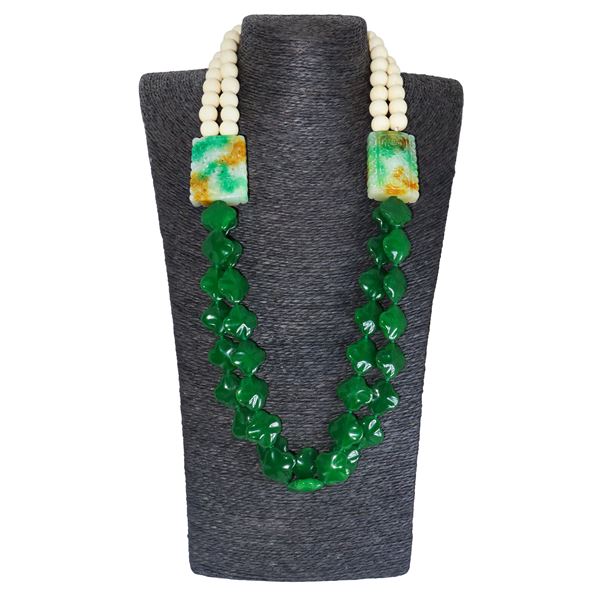 Collana con due fili composti da sfere in osso lisce con due divisori in giada bruciata e due fili nella parte inferiore in agata verde sagomata