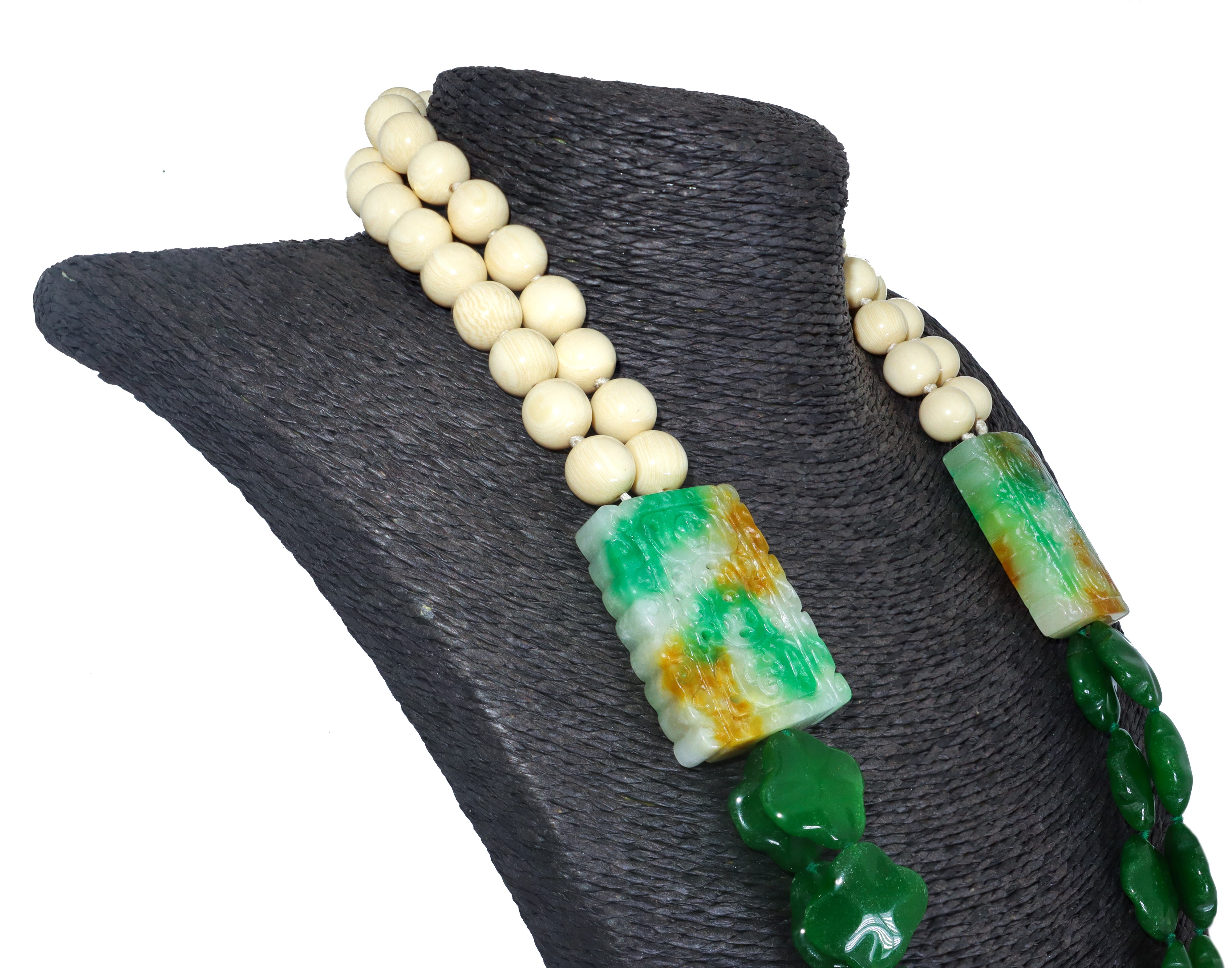 Collana con due fili composti da sfere in osso lisce con due divisori in giada bruciata e due fil...