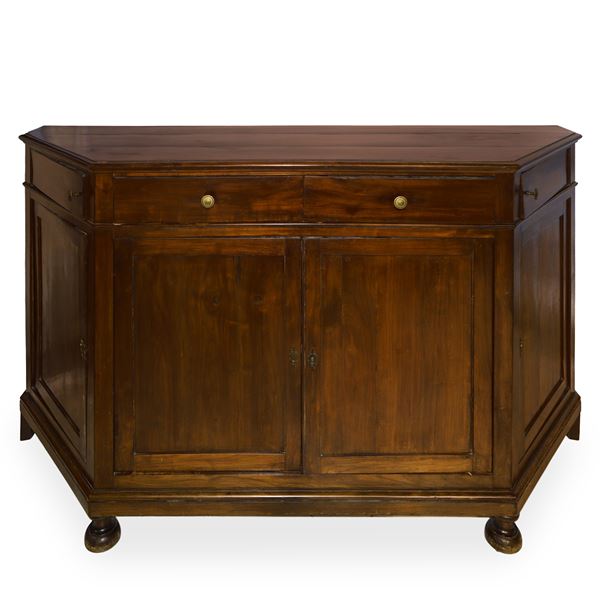 Low sideboard in solid walnut with rounded sides, drawers in the upper part and doors in the lower part and flattened onion-shaped feet. 