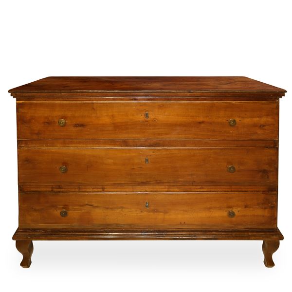 Grande cassettone in legno massello di ciliegio, 3 cassetti, piedi a capriole