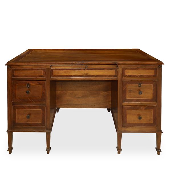 Scrittoio in legno di noce e inserti in palissandro con piano superiore a scorrimento e scomparto posteriore con antina e serratura, cassetto centrale e cassetti ai lati piedi troncopiramidali