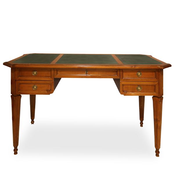 Scrivania in legno di noce chiaro, piano rivestito in pelle, cassetto centrale e cassetti laterali, piedi troncopiramidali