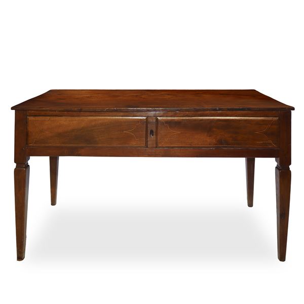 Tavolo in massello di noce con piano e laterali intarsiati  con due cassetti e piedi troncopiramidali