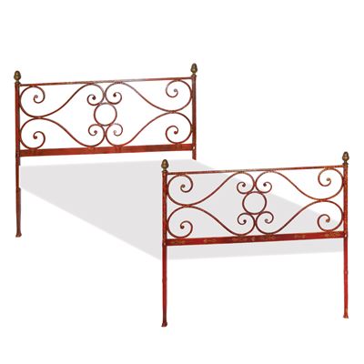 Letto a una piazza in ferro battuto laccato con decorazioni in ottone, fine XIX secolo