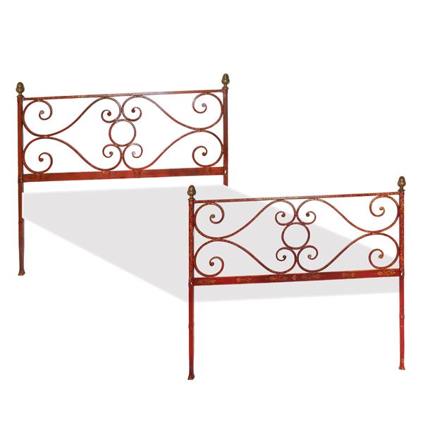 Letto a una piazza in ferro codato laccato con pigne in ottone all'estremità della testiera e pediera 