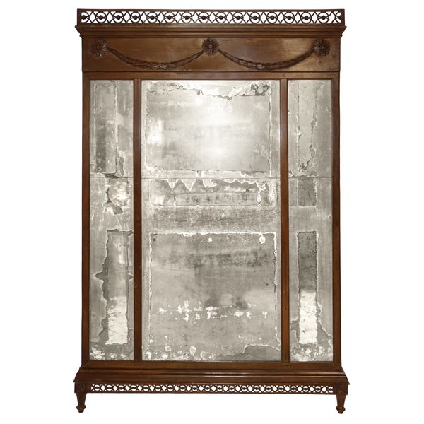 Specchiera tripartita in noce con decorazione  festoni