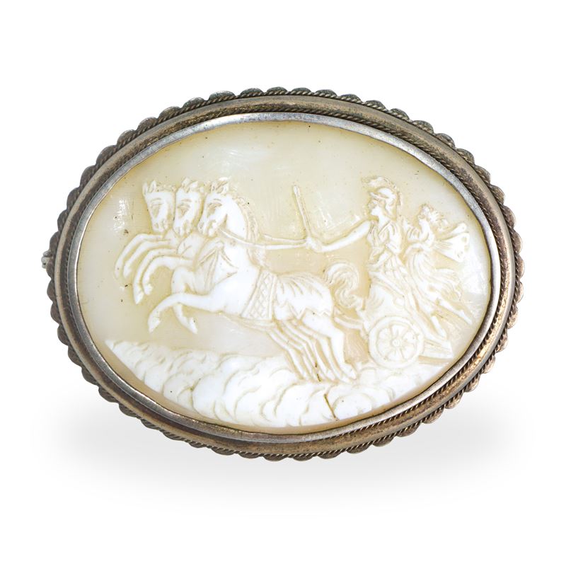 Spilla in argento con cameo raffigurante quadriga