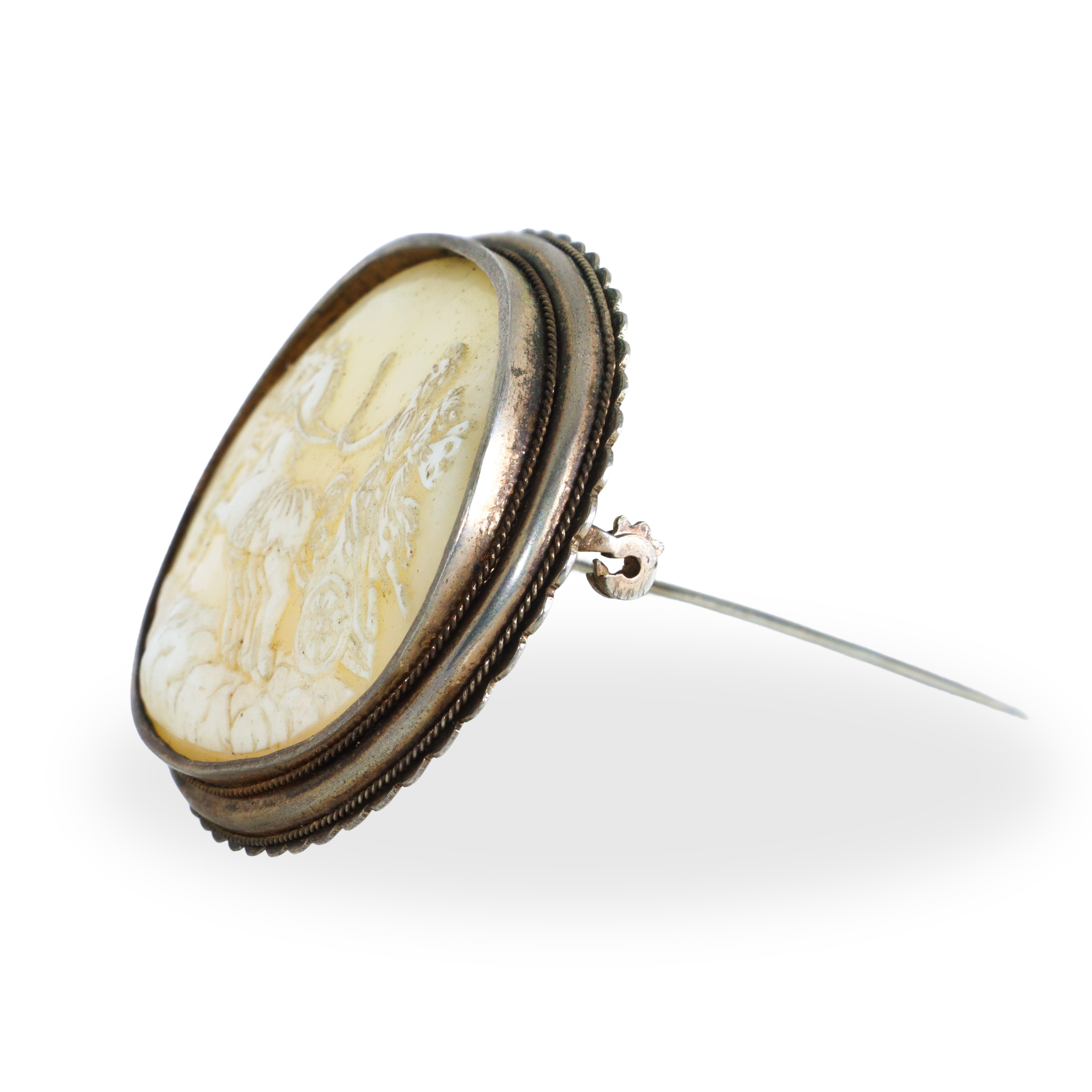 Spilla in argento con cameo raffigurante quadriga