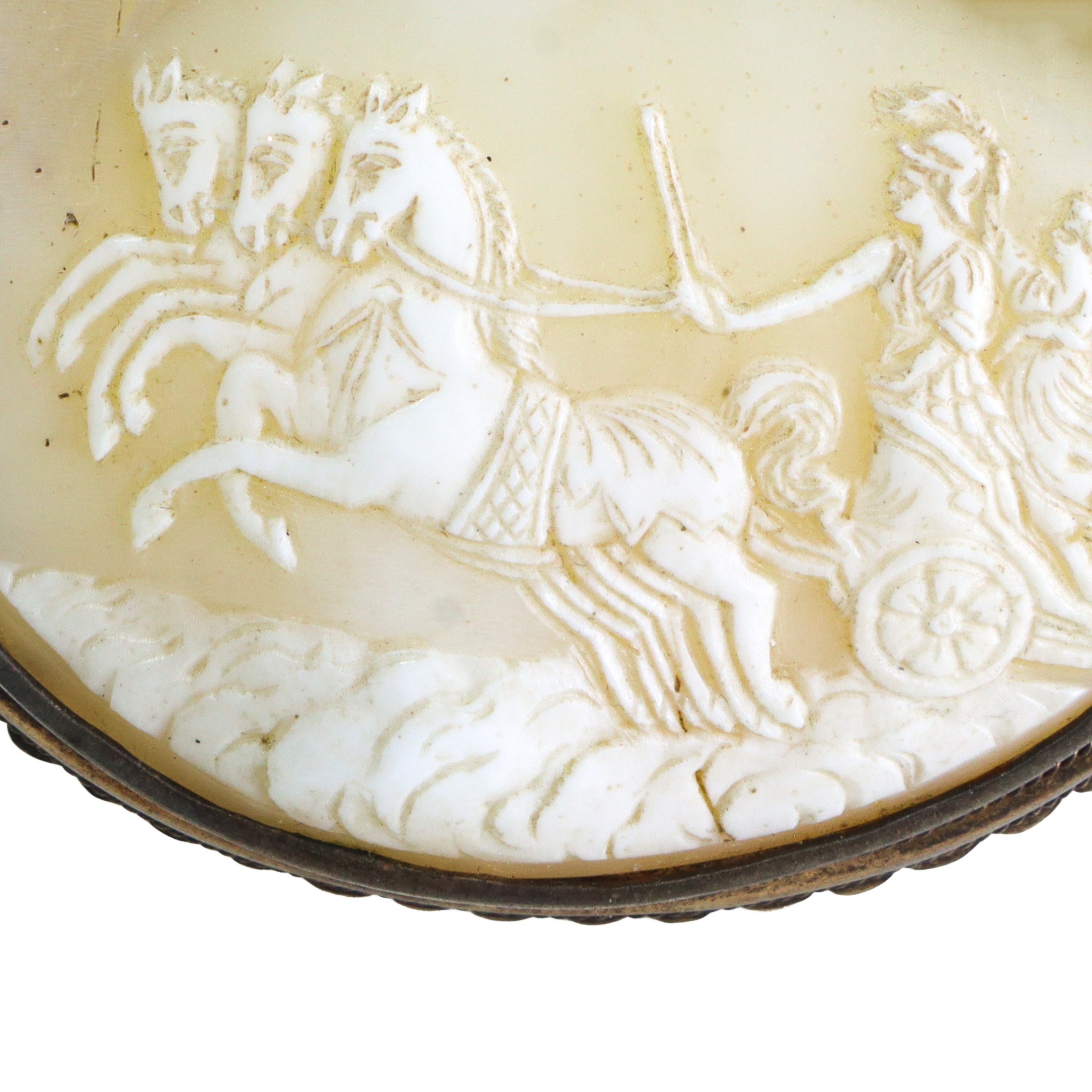 Spilla in argento con cameo raffigurante quadriga