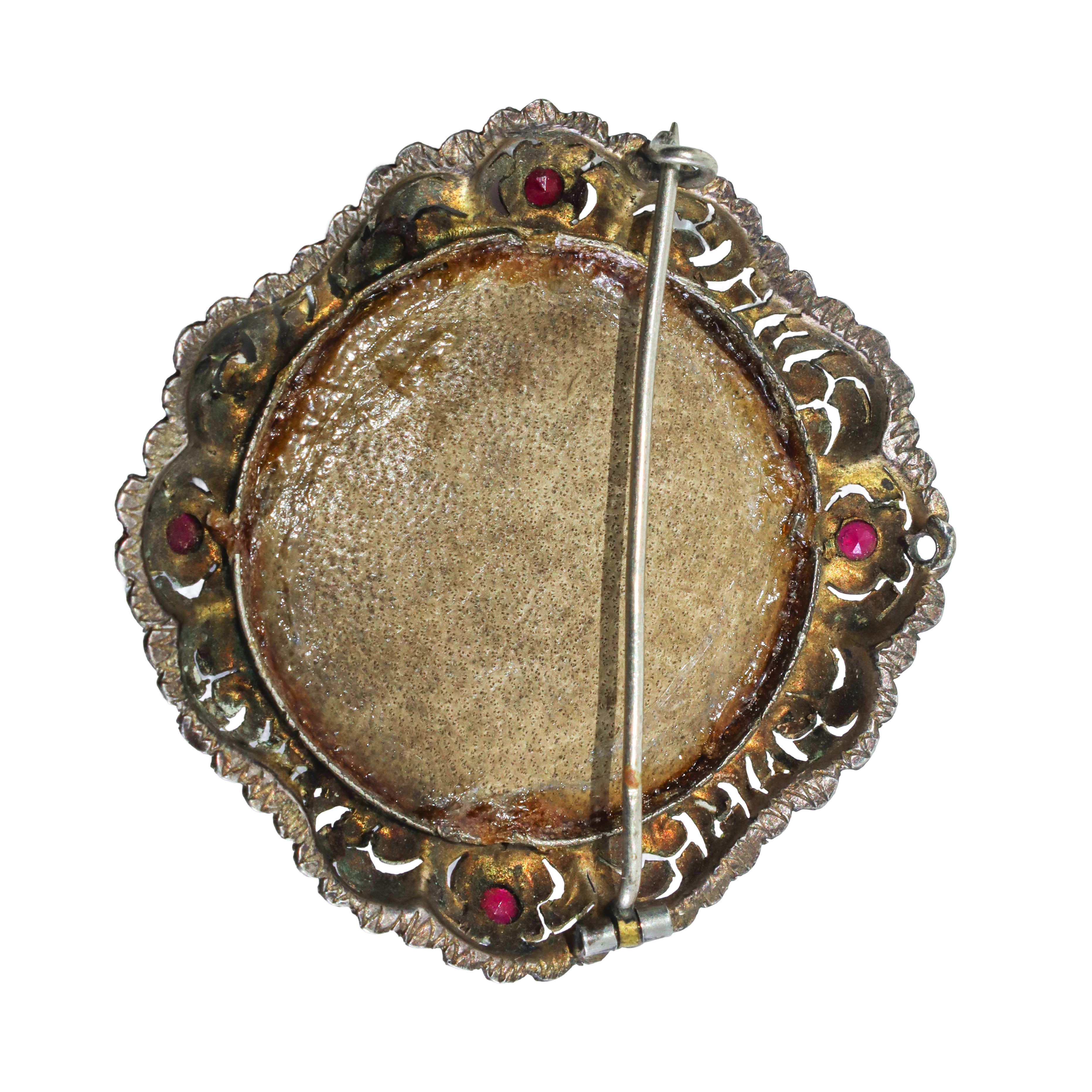 Spilla in argento con miniatura con bordo in filigrana con pietre granatine