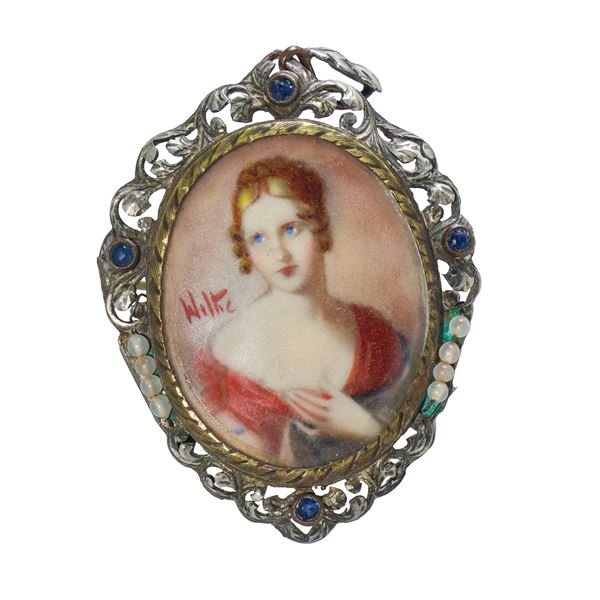 Brooch/pendant with miniature woman in silver filigree with sapphire-colored hard stones and beads