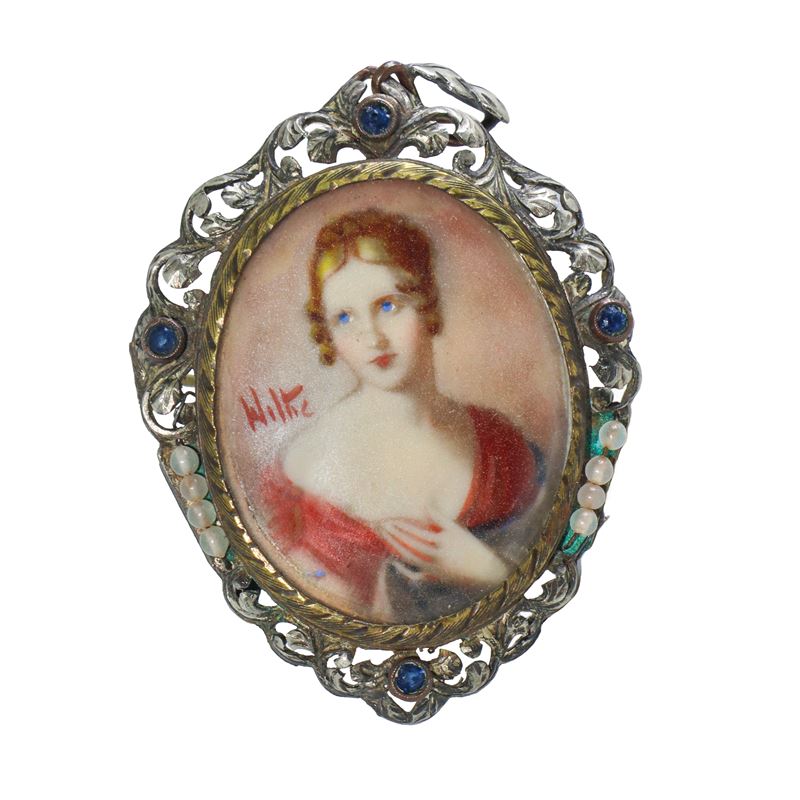 Spilla/pendentif con miniatura di donna in argento a filigrana con pietre dure color zaffiro e pe...