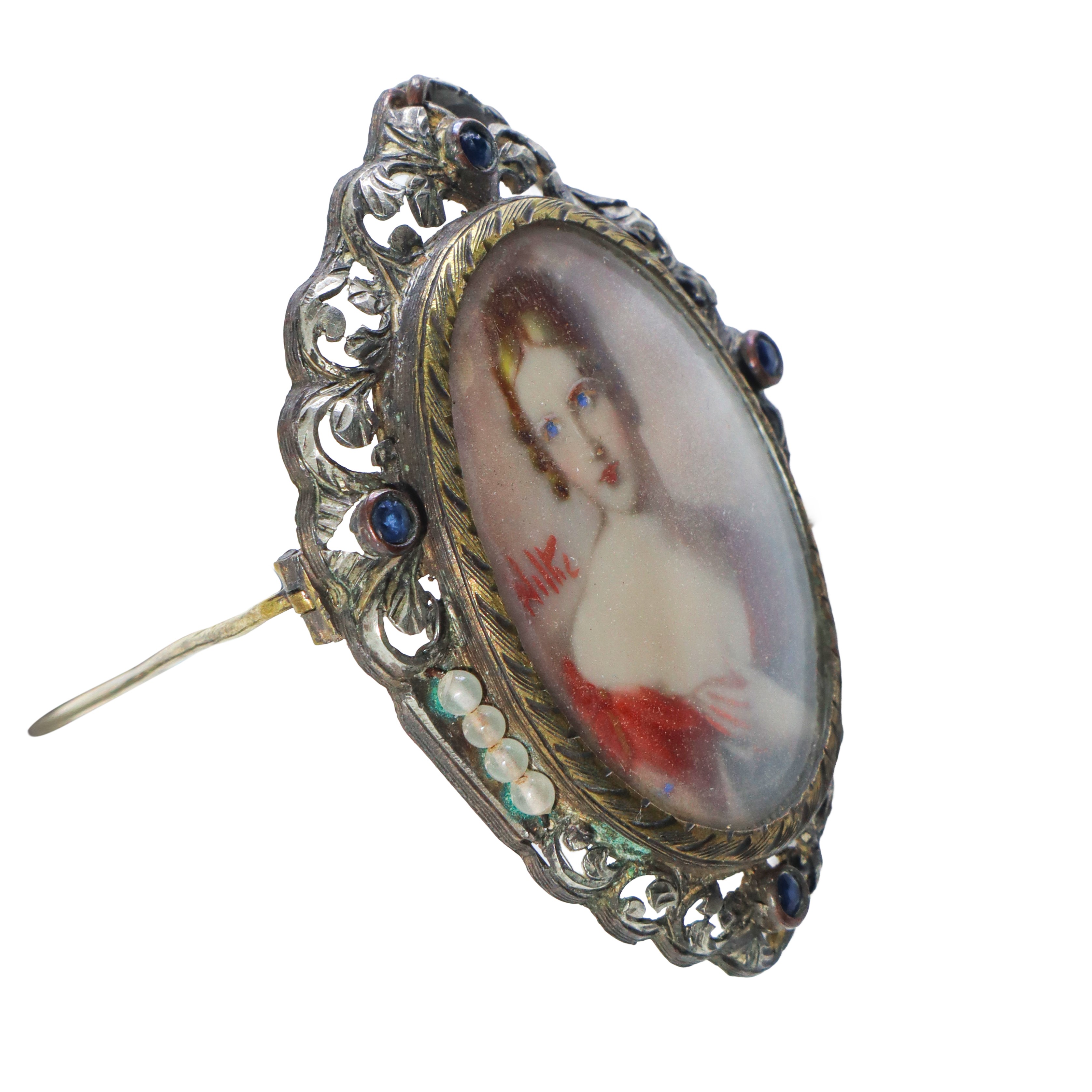 Spilla/pendentif con miniatura di donna in argento a filigrana con pietre dure color zaffiro e pe...