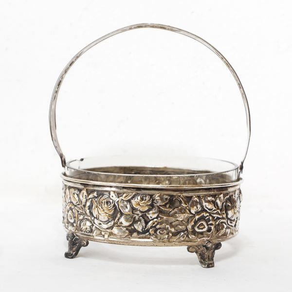 Cestino portadolci in metallo argentato con decorazione a sbalzo di fiori