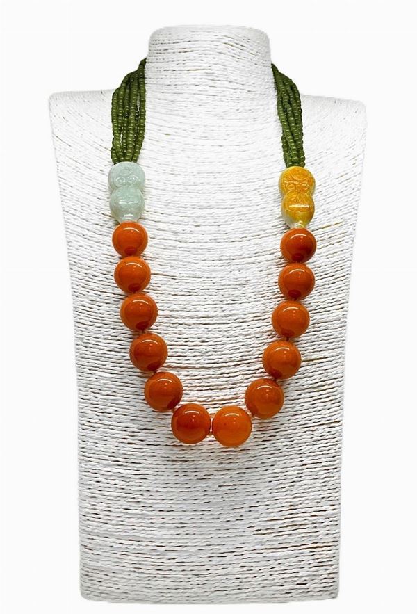 Collana con un filo di sfere di eosite con due divisori in giada bruciata e sei fili in avventurina verde