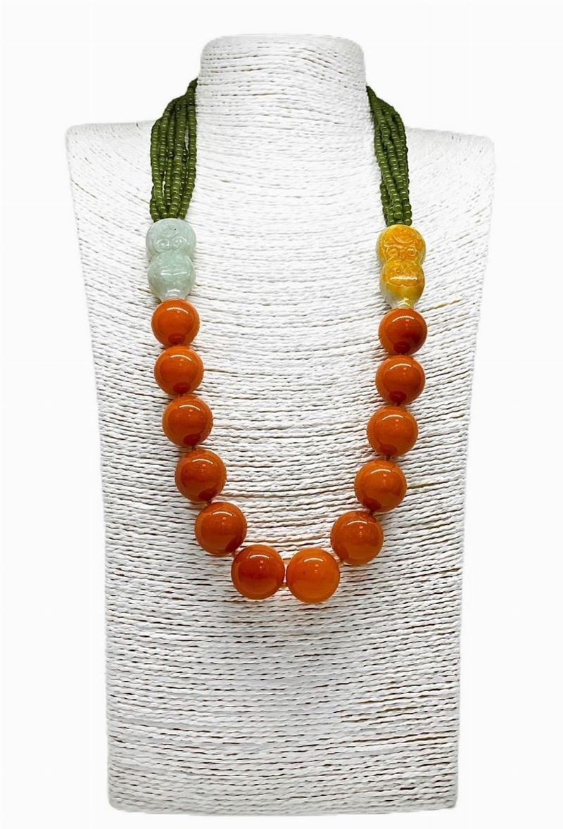Collana con un filo di sfere di eosite con due divisori in giada bruciata e sei fili in avventuri...