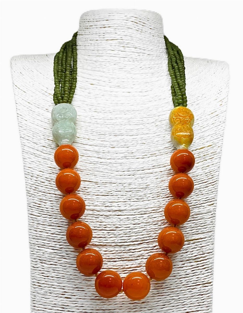 Collana con un filo di sfere di eosite con due divisori in giada bruciata e sei fili in avventuri...