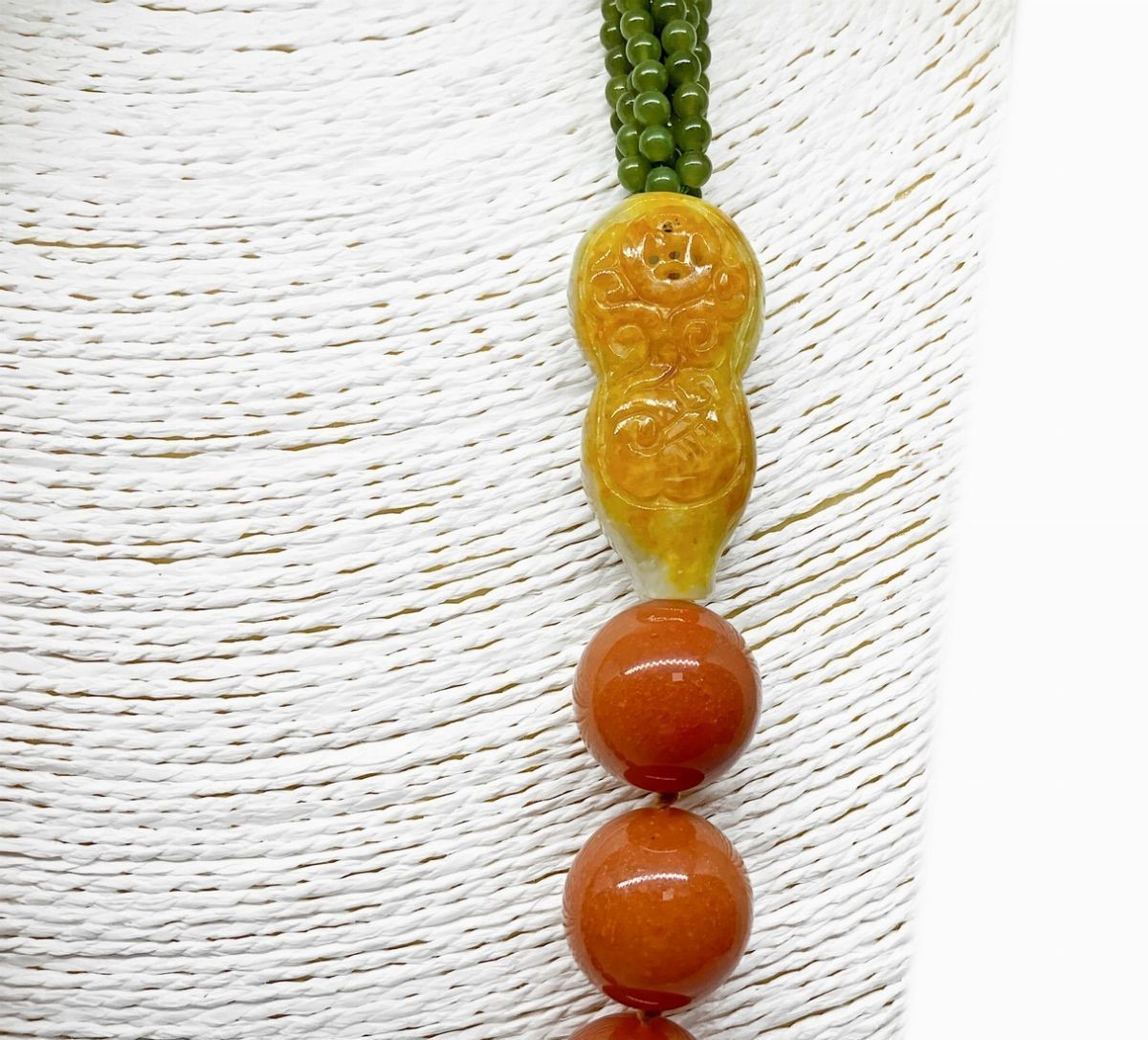 Collana con un filo di sfere di eosite con due divisori in giada bruciata e sei fili in avventuri...