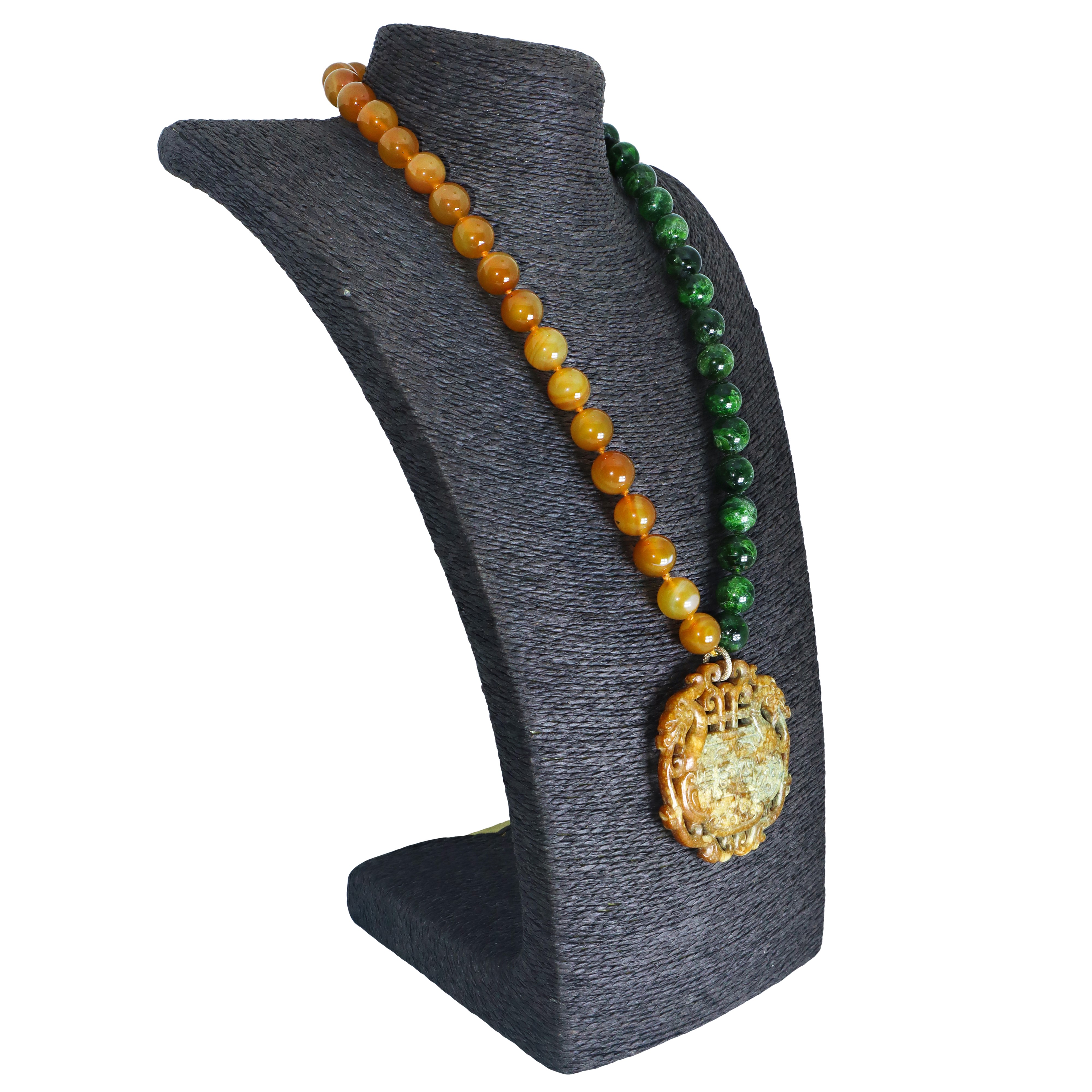 Collana composta da due fili, 1 filo in granato verde e un filo in corniola a sfere lisce con cen...