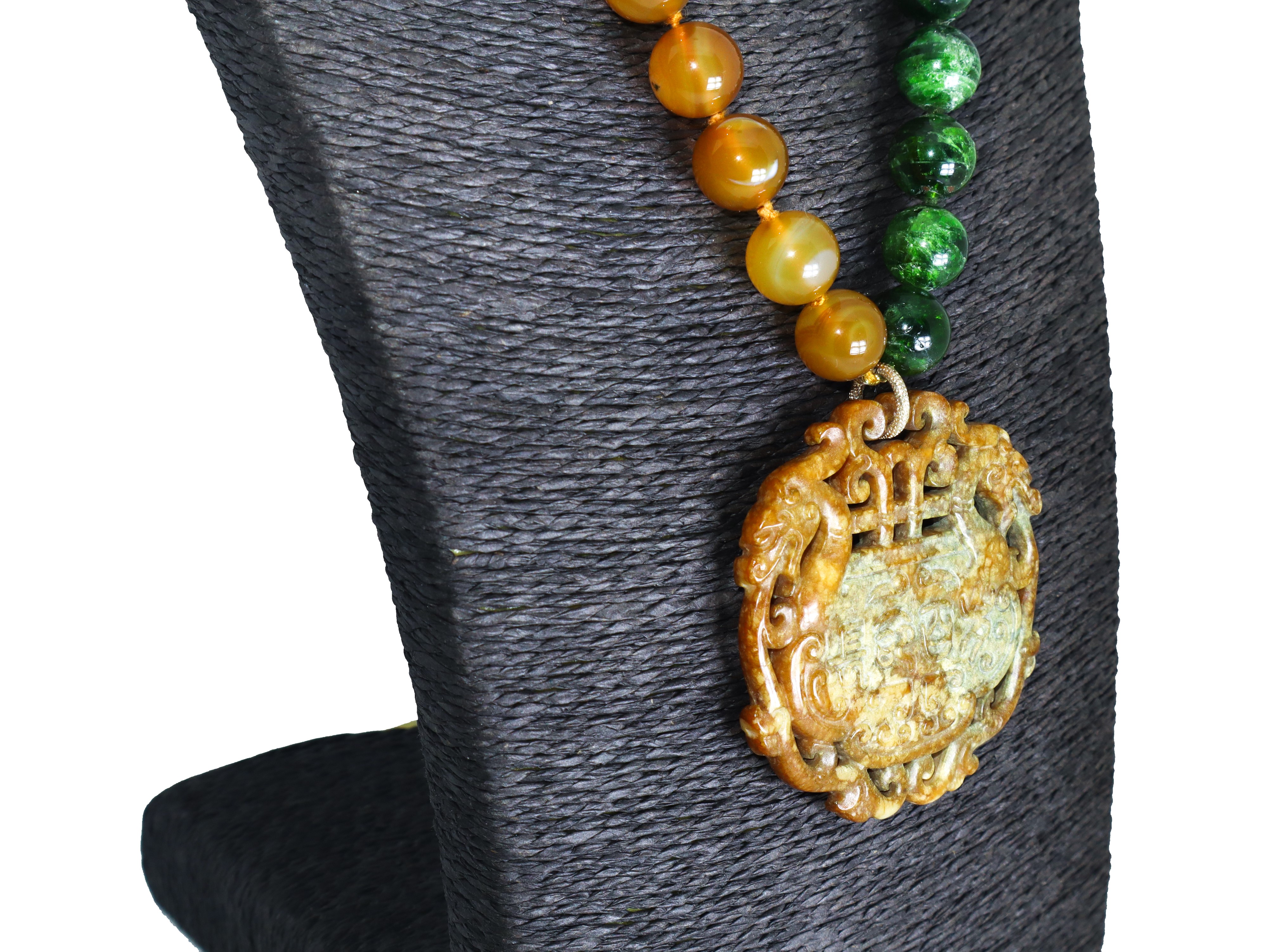 Collana composta da due fili, 1 filo in granato verde e un filo in corniola a sfere lisce con cen...