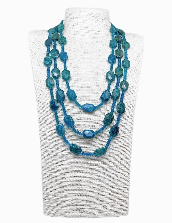 Collana a 3 fili con rondelle in apatite intramezzate da piastre in apatite blu con chiusura in argento
