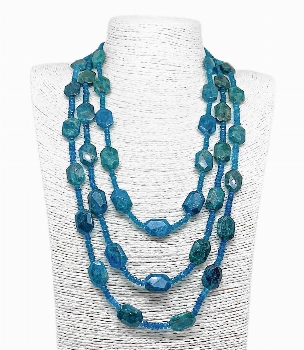 Collana a 3 fili con rondelle in apatite intramezzate da piastre in apatite blu con chiusura in a...