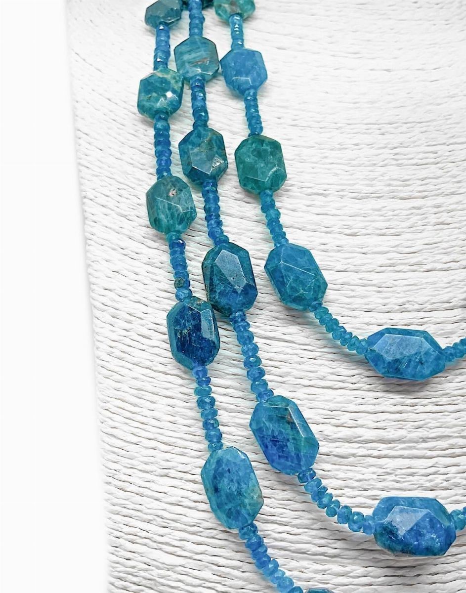 Collana a 3 fili con rondelle in apatite intramezzate da piastre in apatite blu con chiusura in a...