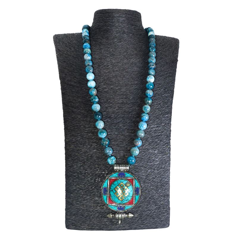 Collana composta da 1 filo di apatite con sfere lisce con ciondolo centrale orientale