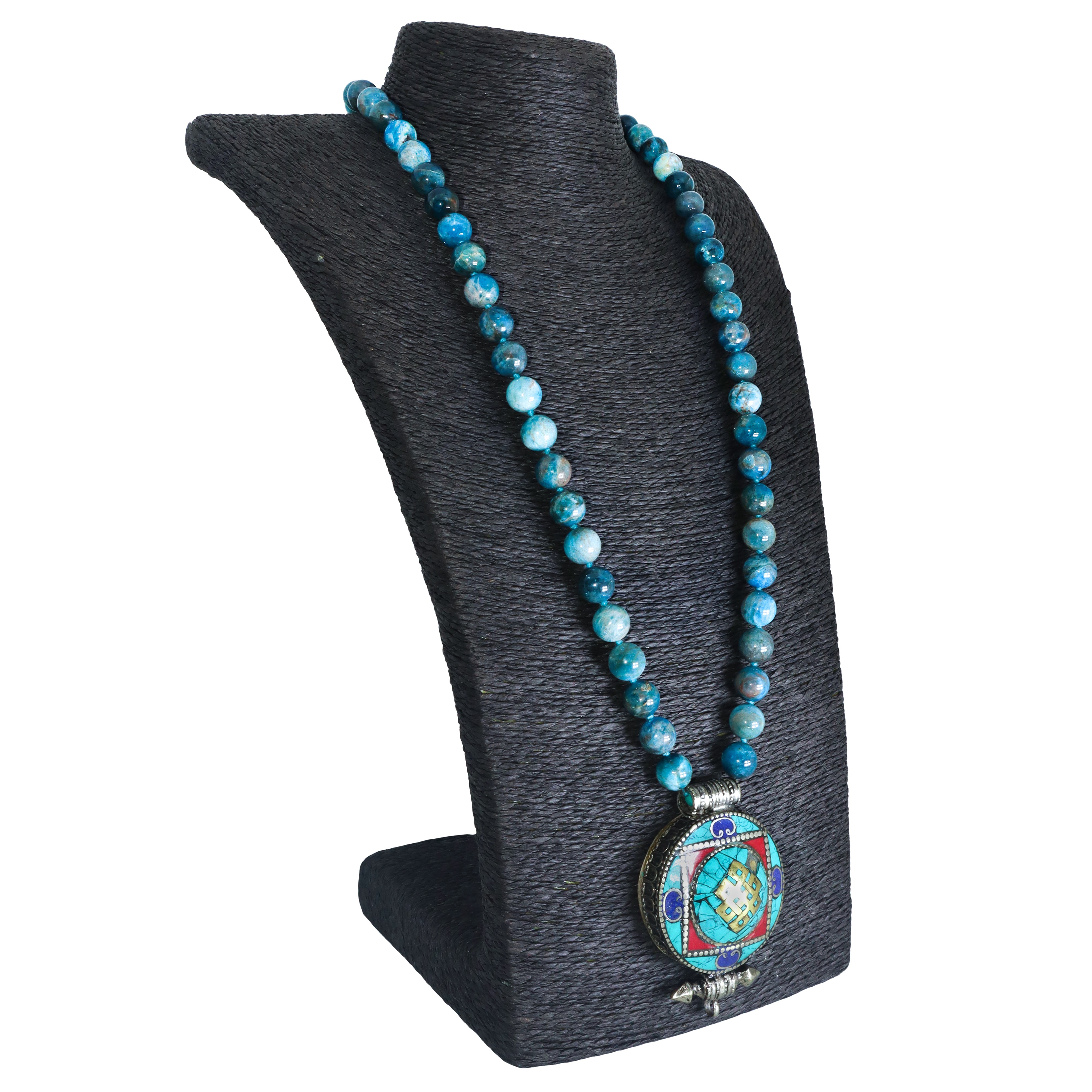 Collana composta da 1 filo di apatite con sfere lisce con ciondolo centrale orientale