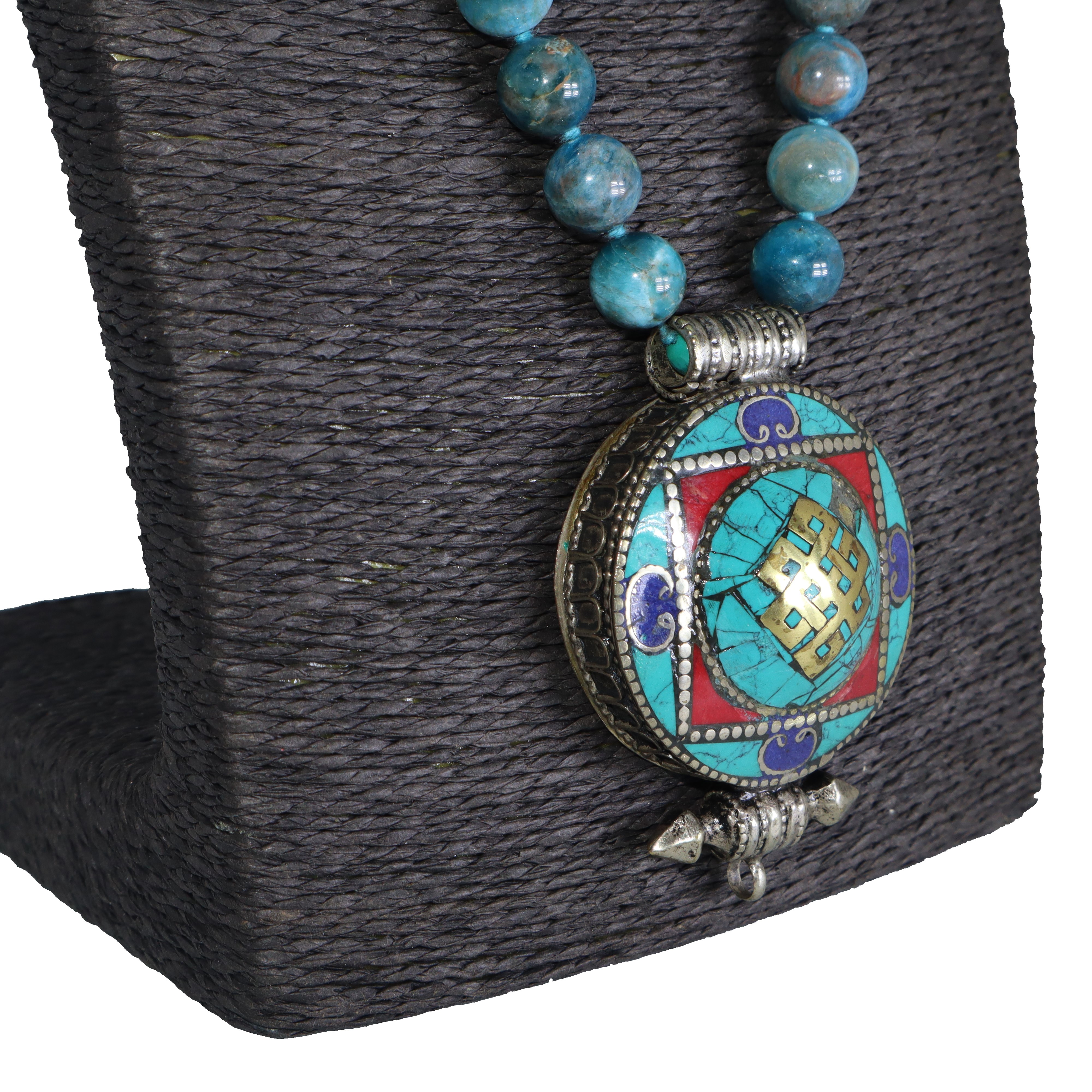 Collana composta da 1 filo di apatite con sfere lisce con ciondolo centrale orientale