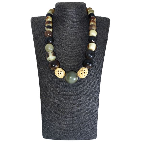 Collana ad un filo in osso di Antilope