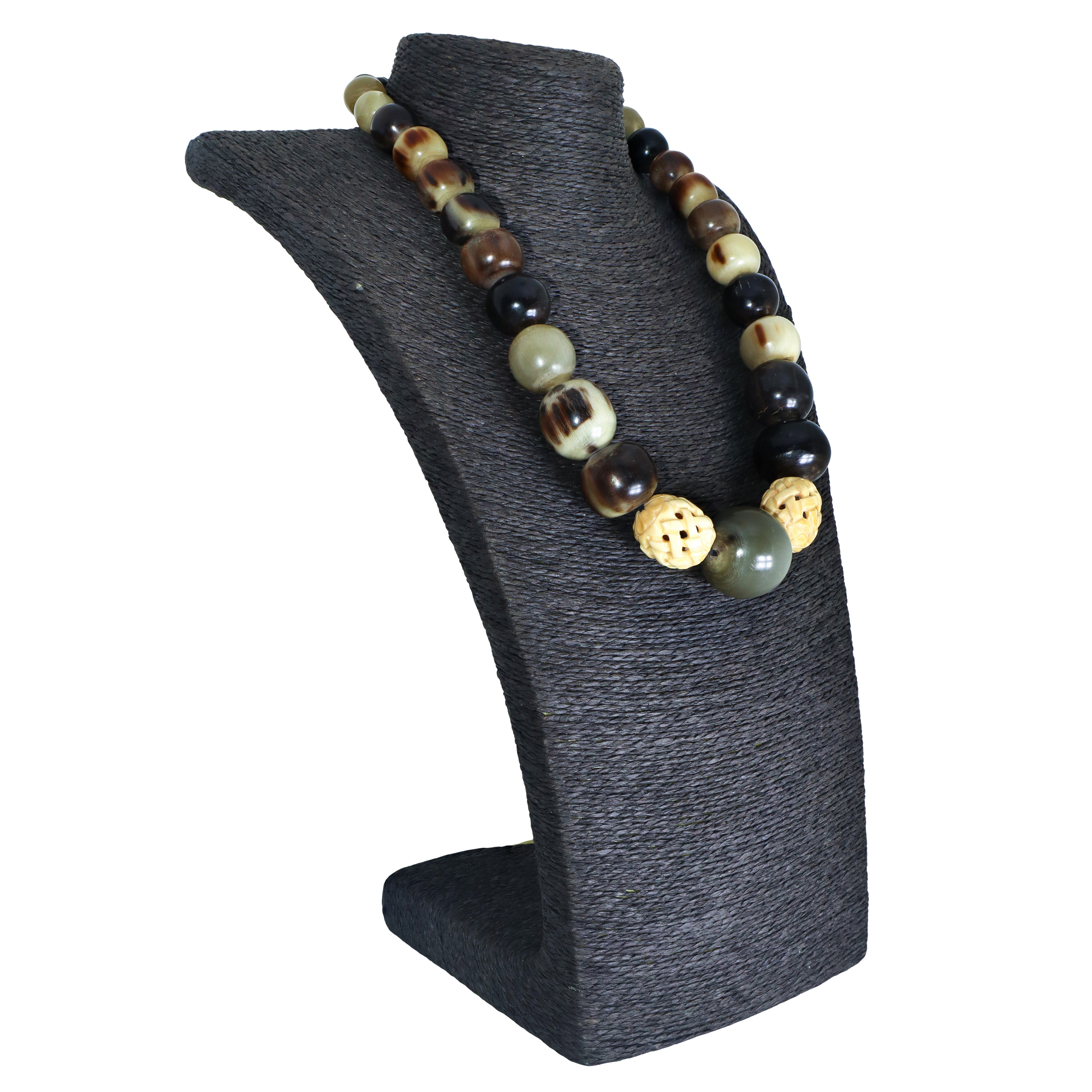 Collana ad un filo in osso di Antilope