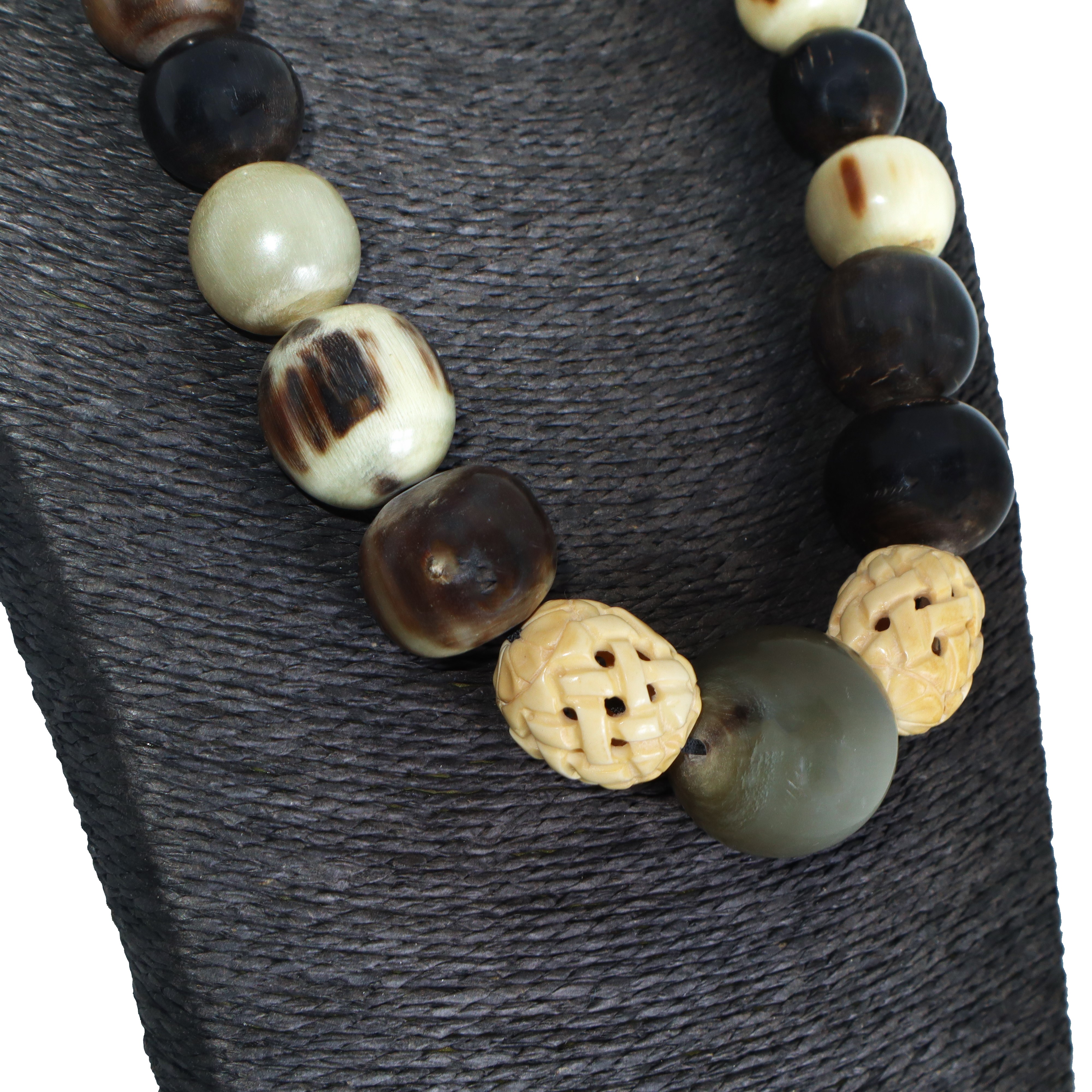 Collana ad un filo in osso di Antilope