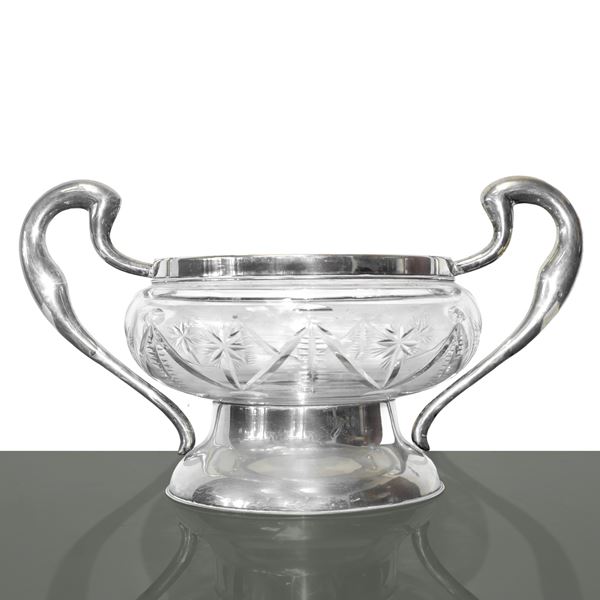 Centrotavola in cristallo molato con base e manici in argento