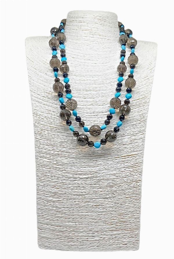 Collana a due fili con sfere sfaccettate di quarzo fumè di due dimensioni intervallate da piccoli rombi in turchese arizona con chiusura in argento