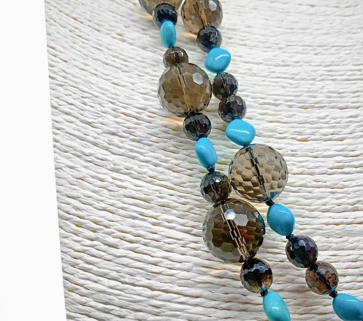 Collana a due fili con sfere sfaccettate di quarzo fumè di due dimensioni intervallate da piccoli...