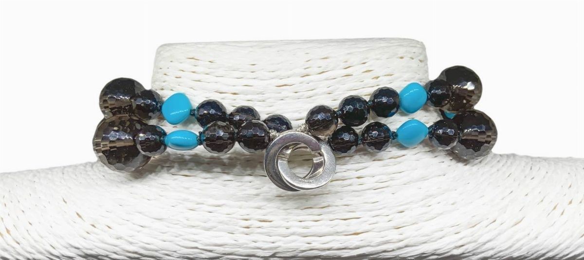 Collana a due fili con sfere sfaccettate di quarzo fumè di due dimensioni intervallate da piccoli...